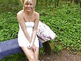 Blondine bekommt Arschfick im Wald