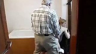 Opa ist geil auf junges unrasiertes Girl