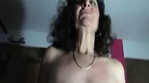 Reife Argentinierin reitet