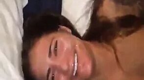 Amateurin bekommt Cumshot in das Gesicht