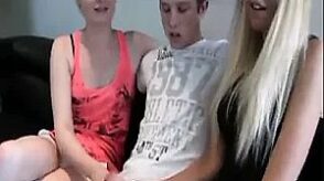 Zum 18. Geburtstag ein Handjob von zwei Blondinen