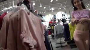 Mit zwei Teens in der Umkleidekabine